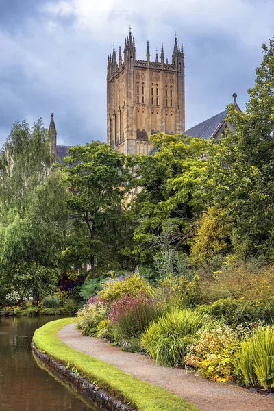 韦尔斯大教堂 圣安德鲁大教堂教堂 井修道院和晴朗的日子 英国萨默塞特公园 — 图库照片