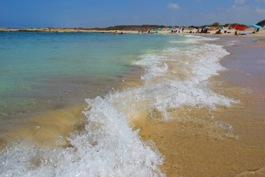 insanlar plajda Nahsholim, Haifa alan, İsrail tutun, dalga kıyıya ön planda çalışır