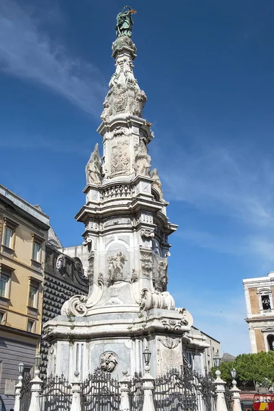 イタリア ナポリの歴史的中心部の広場 ジェズ ヌオーヴォで Guglia インマコラータ バロック様式のオベリスク — ストック写真