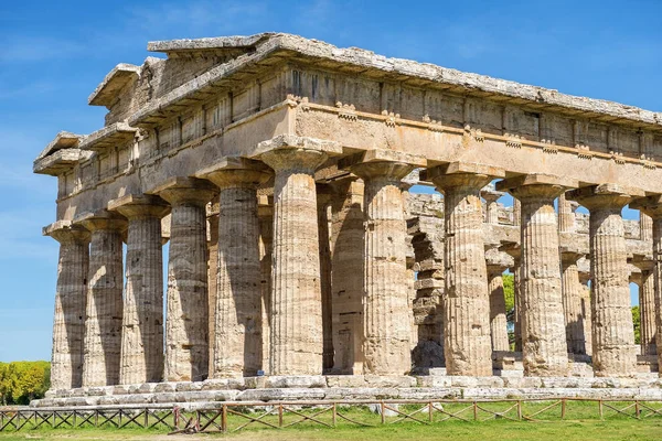 神殿のアテナ ミネルバ 考古学遺跡寺院としても知られている ポセイドニア パエストゥム カンパニア州 イタリアのドリス式オーダーの古代ギリシャの神殿 — ストック写真
