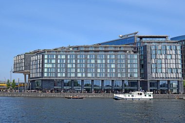 Amsterdam, Kuzey Hollanda, Hollanda - 20 Mayıs 2018: Doubletree by Hilton Otel dış atış, Amsterdam Merkez Tren istasyonunun yakınında nehir IJ görüntülemek