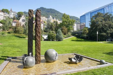 Montreux, İsviçre - 05 Eylül 2018: park ve Cenevre Gölü dolgu, Vaud Kantonu, İsviçre Montreux modern yaratıcı Çeşme