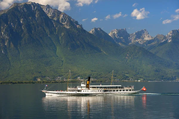 Ženeva Švýcarsko Září 2018 Výletní Parník Ženevském Jezeře Pozadí Krásných — Stock fotografie