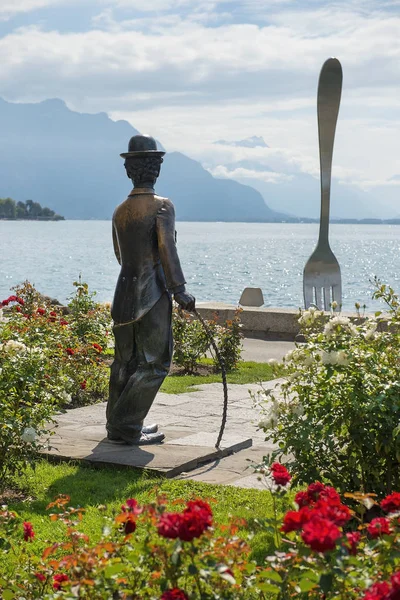 9月02日 在沃韦的长廊上的查理卓别林纪念碑 上的背景巨型叉子从日内瓦湖 瑞士在2018年9月02日 — 图库照片
