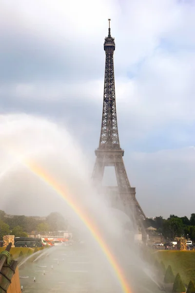 Vista Com Arco Íris Sobre Torre Eiffel Fonte Varsóvia Dos — Fotografia de Stock