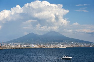 Vezüv Yanardağı ve güzel havası, Naples, İtalya Napoli şehir Napoli Körfezi üzerinden muhteşem görünüm