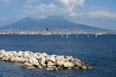 Vezüv Yanardağı ve güzel havası, Naples, İtalya Napoli şehir Napoli Körfezi üzerinden muhteşem görünüm