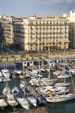Naples, İtalya - 15 Eylül 2018: Napoli ve yükseklik Castel dell'Ovo Grand Hotel Santa Lucia içinde belgili tanımlık geçmiş üzerinden marina manzarası