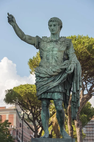 イタリア ナポリ ガイウスユリウスカエサルの古代ブロンズ彫刻 — ストック写真