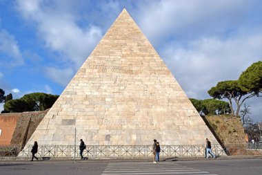 Rome, İtalya - 13 Kasım 2018: Cestius piramit (mezar Gaius Cestius için), eski piramit Roma, İtalya