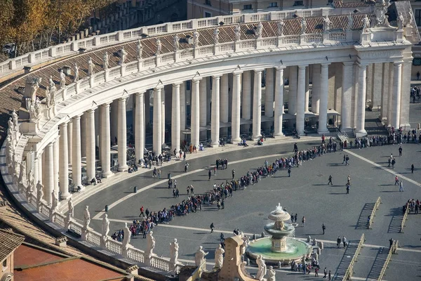 梵蒂冈 意大利 2018年11月15日 从米开朗基罗圆顶的圣彼得广场的顶部 在前景的游客线进入大教堂 梵蒂冈市 意大利 — 图库照片