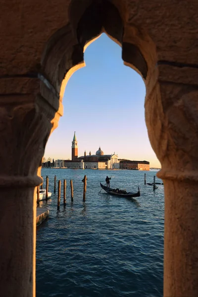 通过意大利的桥围栏 可以看到圣乔治 马焦雷大教堂 威尼斯同名岛屿上的16世纪祝福教堂 — 图库照片