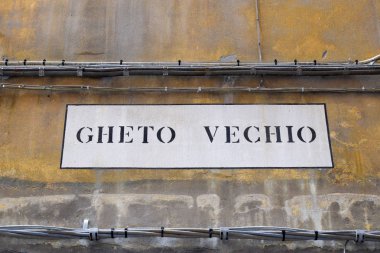 gheto vechio (eski getto), Venedik, İtalya'nın Yahudi Mahallesi girişinde üzerinde yazıt