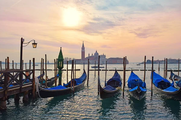 Góndolas Amarradas Gran Canal Venecia Basílica Fondo San Giorgio Maggiore —  Fotos de Stock