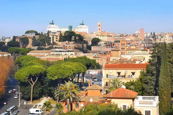Aventine 언덕의 높이에서 로마의 역사적 중심부의 로마의 로마에서 최고의 하나입니다 — 스톡 사진