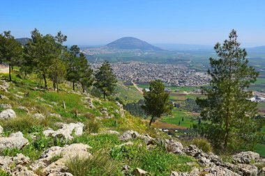 Mount uçurumun, Nazareth, alt Galilee, İsrail Güney kenarında dışında yer alan tepelerden Jezreel Vadisi ve Mount Tabor sayısı