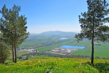 Nasıra 'nın güney ucunda yer alan Precipice Dağı' nın tepesinden Jezreel Vadisi manzarası, Aşağı Celile, İsrail