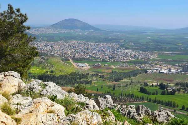 下ガリラヤ イスラエル ナザレの南の端に位置するマウント絶壁の高さからエズレルの谷とタボール山の景色 ロイヤリティフリーのストック画像