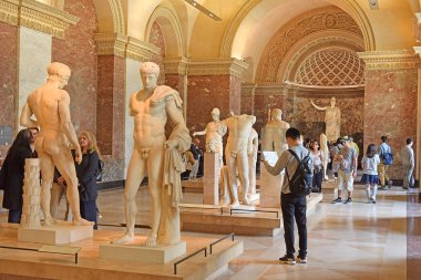 Paris, Fransa -23 Mayıs 2018: dünyanın en ünlü Athena Pallas Velletri arka planda, Paris Louvre Müzesi ve heykel başyapıtlarından gelen turist