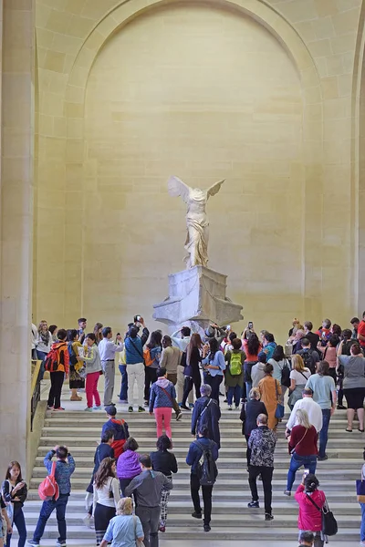 Paris Francja Maja 2018 Zdjęcia Turystów Wziąć Winged Victory Samotraki Obrazy Stockowe bez tantiem