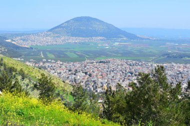 Jezreel Vadisi, İncil Mount Tabor ve onun ayak, mahalle Nazareth, Israil Arap köyleri görünümü