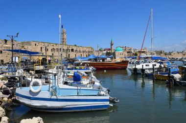 Acre, İsrail - 11 Nisan 2019: Eski şehir Acre, İsrail'de yatve balıkçı limanı ile marina görünümü
