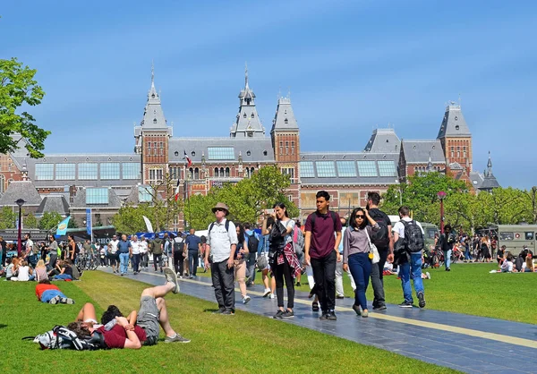 Amsterdam Severní Holandsko Nizozemsko Květen 2018 Turisté Trávě Před Muzeem — Stock fotografie