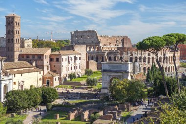 Roma' daki tarihi açık hava müzesi Roma Forumu, İtalya. Avrupa'nın başlıca seyahat yerlerinden biridir