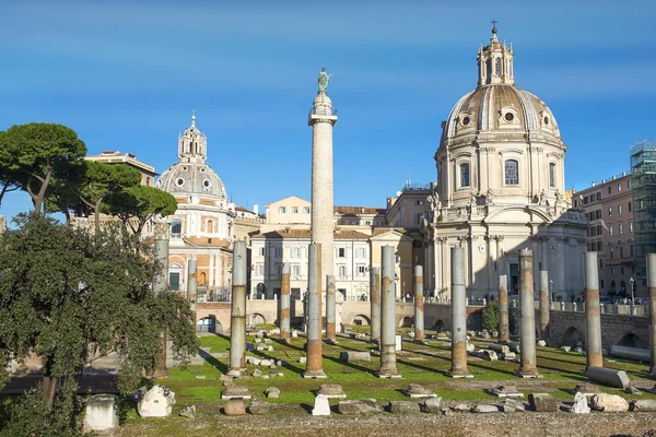 Roma' daki tarihi açık hava müzesi Roma Forumu, İtalya. Avrupa'nın başlıca seyahat yerlerinden biridir