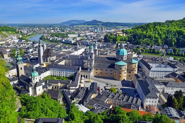 Panoramiczny Widok Zabytkowe Miasto Salzburg Piękną Rzeką Salzach Salzburskiej Katedry — Zdjęcie stockowe