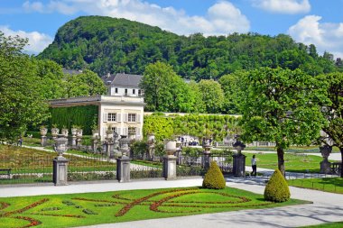 Salzburg, Avusturya - 23 Mayıs 2018 : Salzburg'daki Mirabell parkında insanlar çiçek yatakları arasında yürüyor