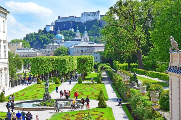 Salzburgo Áustria Maio 2018 Pessoas Caminham Entre Canteiros Flores Parque — Fotografia de Stock