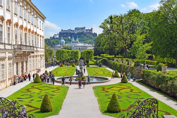 Salzburgo Áustria Maio 2018 Pessoas Caminham Entre Canteiros Flores Parque — Fotografia de Stock