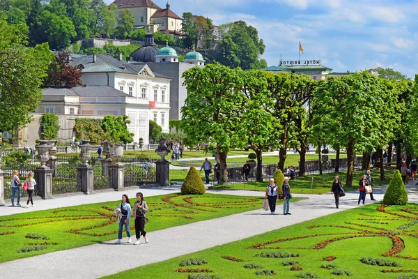 Salzburgo Áustria Maio 2018 Pessoas Caminham Entre Canteiros Flores Parque — Fotografia de Stock