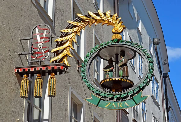 Зальцбург Австрія Травня 2018 Рекламний Знак Зара Getraydegasse Стилізований Середньовічний — стокове фото