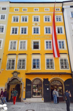 Salzburg, Avusturya - 23 Mayıs 2019 : Wofgang Amadeus Mozart'ın Getreidegasse 9'daki Doğum Yeri evinin önünde ki turistler eski şehirde popüler bir alışveriş caddesinde