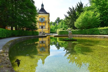 Salzburg, Avusturya - 25 Mayıs 2019 : Salzburg'daki Hellbrunn Sarayı'nın (Schloss Hellbrunn) Halk Bahçeleri'ndeki göletteki heykeller