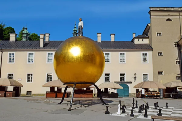Зальцбург Австрия Мая 2019 Года Скульптура Сфера Статуя Золотого Шара — стоковое фото