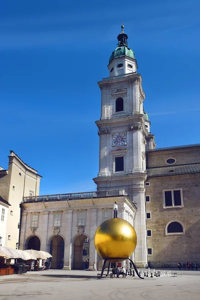 Salzburg Austria Maja 2019 Rzeźba Sfera Złoty Posąg Małym Mężczyzną — Zdjęcie stockowe