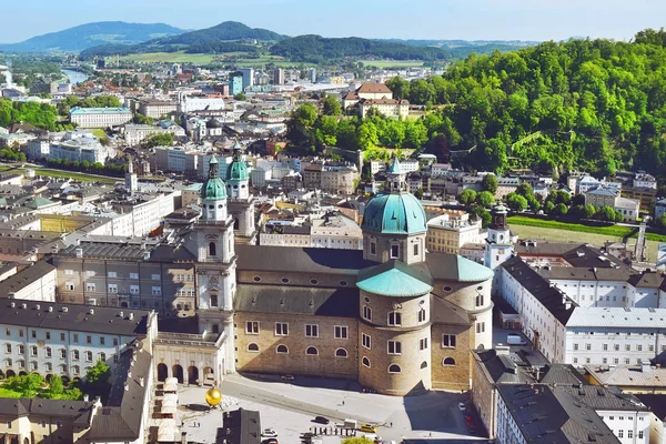 Panoramiczny Widok Zabytkowe Miasto Salzburg Piękną Rzeką Salzach Salzburskiej Katedry — Zdjęcie stockowe