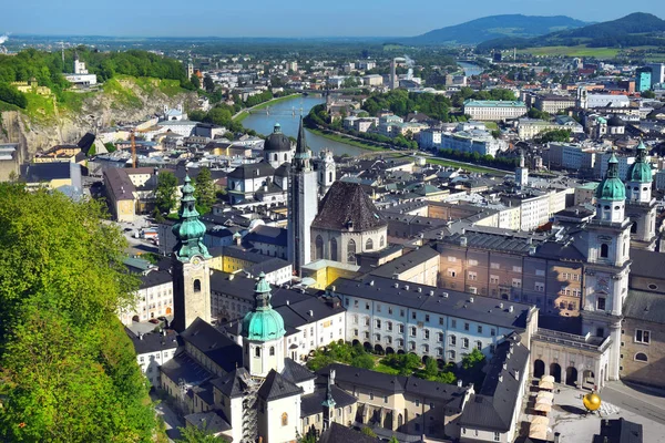 Panoramiczny Widok Zabytkowe Miasto Salzburg Piękną Rzeką Salzach Salzburskiej Katedry — Zdjęcie stockowe