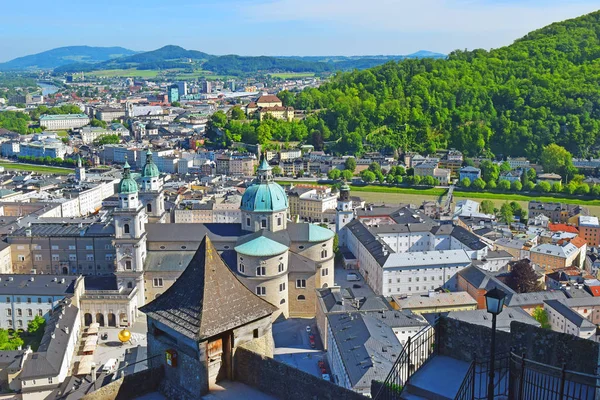Panoramiczny Widok Zabytkowe Miasto Salzburg Piękną Rzeką Salzach Salzburskiej Katedry — Zdjęcie stockowe