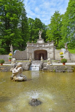 Salzburg, Avusturya - 25 Mayıs 2019 : Salzburg'daki Hellbrunn Sarayı'nın (Schloss Hellbrunn) Halk Bahçeleri'nde hileli çeşmeler ve heykeller