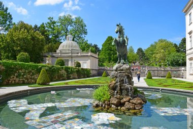 Salzburg, Avusturya - 23 Mayıs 2018 : kanatlı at Pegasus, Mirabell Sarayı önündeki çeşme, Kaspar Gras tarafından 1661 yılında yaratıldı