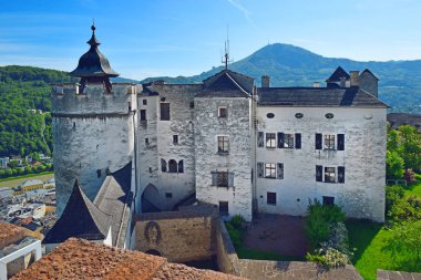 Salzburg, Avusturya - 24 Mayıs 2019 : Hohensalzburg kalesi içindeki binalar, Salzburg, Avusturya