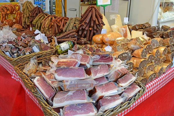 Salzburg, Avusturya - 24 Mayıs 2019: Sokak gıda açık pazarında bir standda et ürünleri her türlü - Salzburg Salzburger Brezen