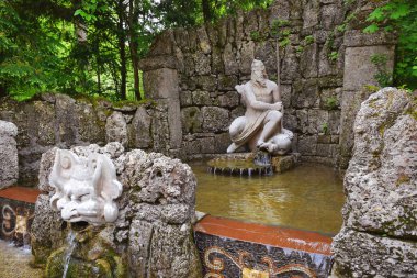 Salzburg, Avusturya - 25 Mayıs 2019 : Salzburg'daki Hellbrunn Sarayı'nın (Schloss Hellbrunn) Halk Bahçeleri'nde hileli çeşmeler ve heykeller