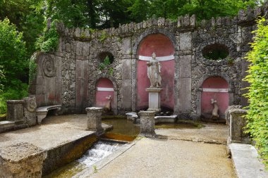 Salzburg, Avusturya - 25 Mayıs 2019 : Salzburg'daki Hellbrunn Sarayı'nın (Schloss Hellbrunn) Halk Bahçeleri'nde hileli çeşmeler ve heykeller