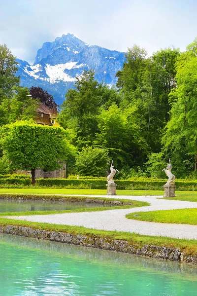 Salcburk Rakousko Květen 2019 Sochy Jednorožce Parku Pozadí Hory Helbrunn — Stock fotografie