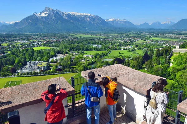 Turistler Hohensalzburg Kalesi Gözetleme Kulesinin Yüksekliğinden Salzburg Mahalle Fotoğraf Çekmek — Stok fotoğraf
